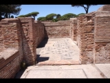 07990 ostia - regio v - insula ii - domus del protiro (v,ii,4-5) - raum (27) - korridor - bli ri norden - mosaik - 06-2024.jpg